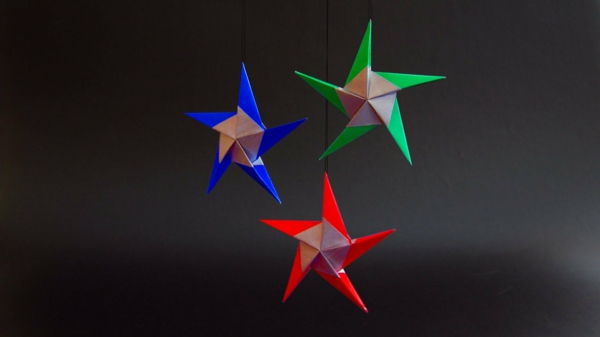 Färgrik origami-till-jul bakgrund i svart färg