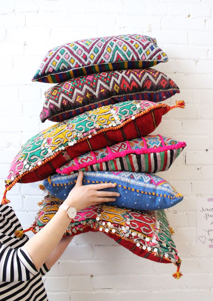duże poduszki siedzeń kolorowe wzory kobieta ma mnóstwo poduszek ze swoimi świetnymi pomysłami na dekorację