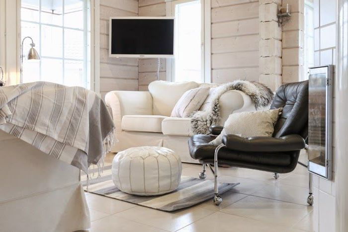 Poduszka do siedzenia designerski pomysł na meble do nowoczesnego salonu w domu telewizor skórzany fotel czarny biały meble skóra