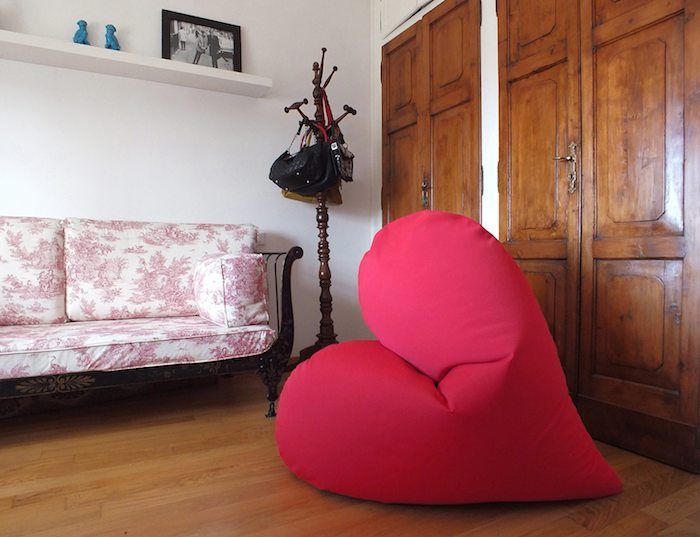 poduszka siedziska dekoracje w kształcie serca biała różowa kanapa wieszak szafa pomysł