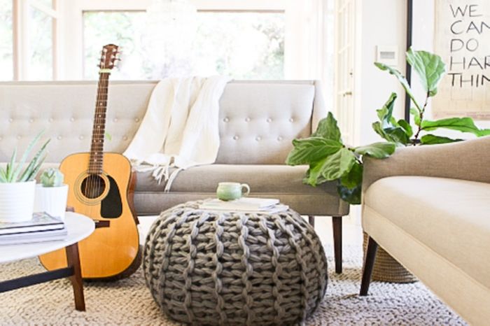 golv kudde stor idé vardagsrum gitarr växt grön soffa filt möbler sticka