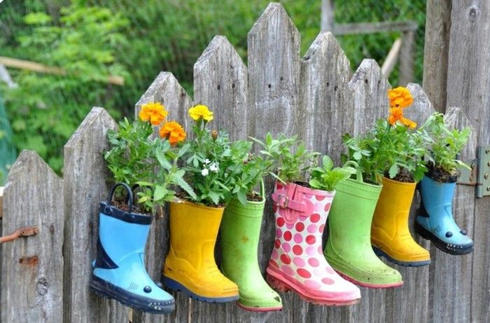 fazer coloridos-botas-com-flores-on-fence-small-jardins