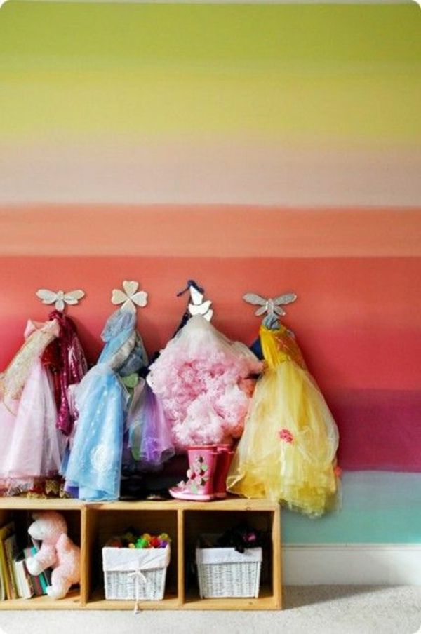 spalvotas sienų dizainas prieškambaryje - priekabos su vaikų drabužiais