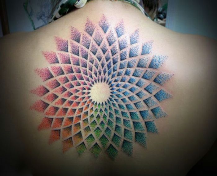 tatuagem de costas coloridas sem contrones com ineinangebder cores running, tatuagem com motivos geométricos, motivos de losangos