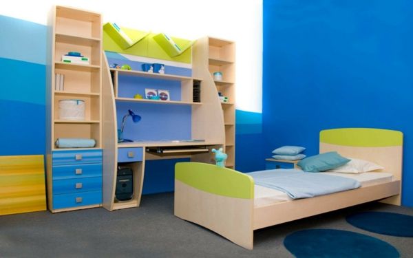 boekenplank houten kleurrijke kinderen in de kamer