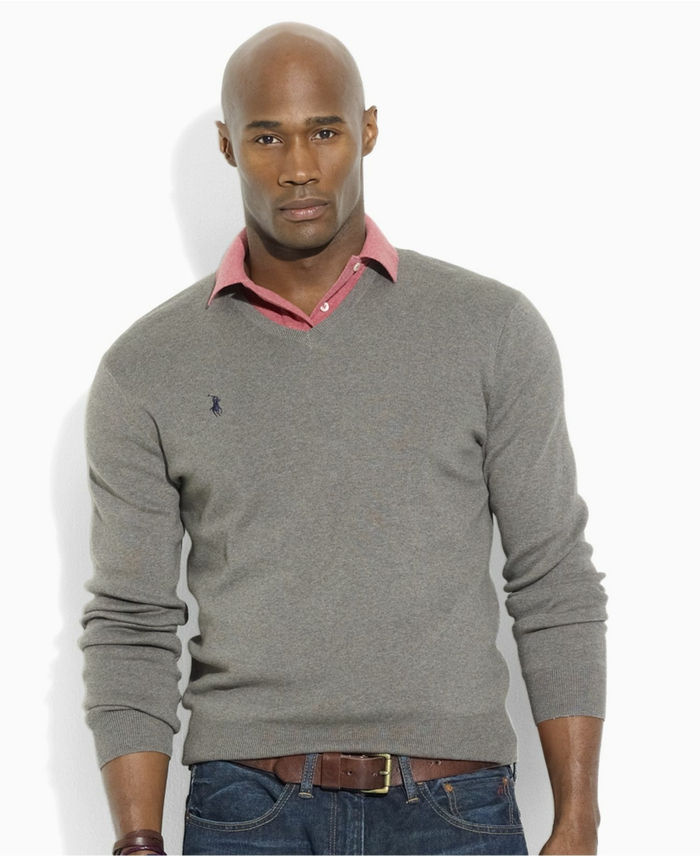 kleskode smart casual kjekk mann med grå genser rosa skjorte belte brun jeans mann