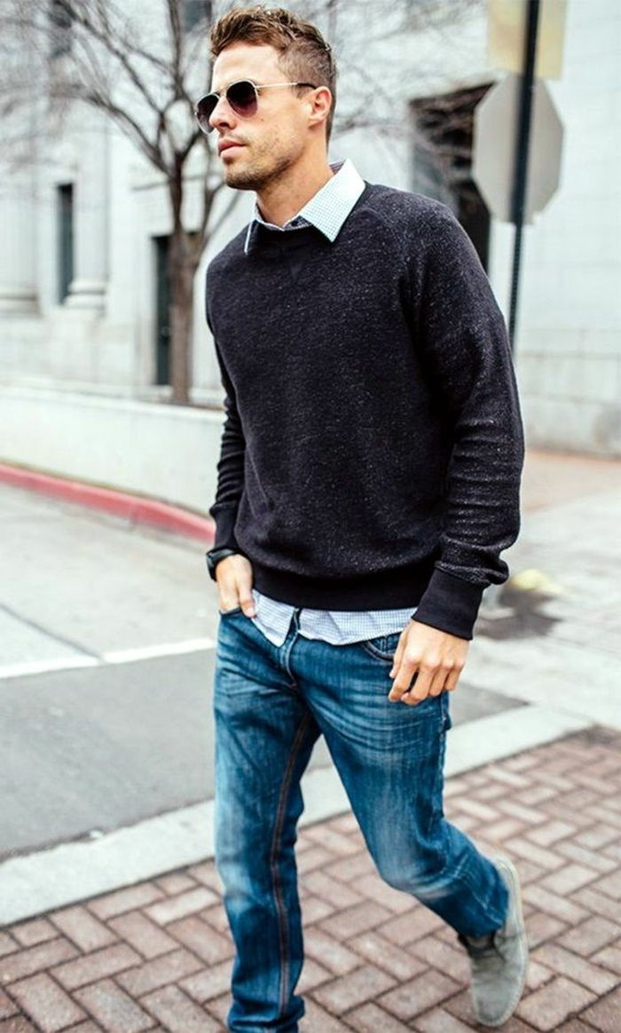 blå jeans grå pullover hvit skjorte mann med briller går en tur i byen i trendy antrekk