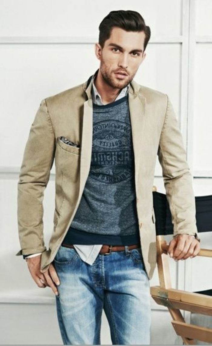 Business casual jeans og pullover og blazer skjortebelte kombinerer alt og ser moderne ut