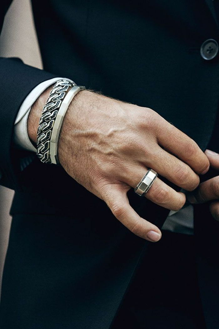 Business casual mens também usam trinkets anel e pulseiras jóias para homens