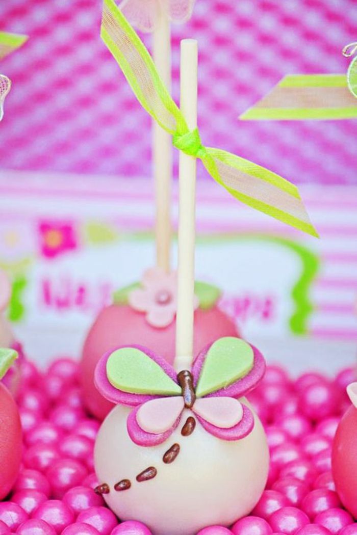 tort pop decorat cu fluture fondant