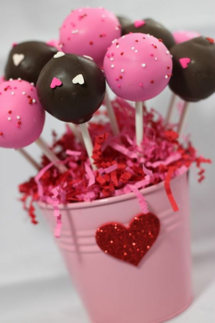 buzunar roz roz, decorat cu inimi și perle de zahăr