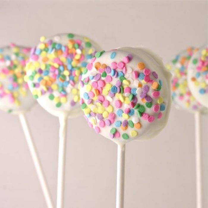 cookie-uri pop cu glazură de ciocolată albă decodificată cu perle colorate de zahăr