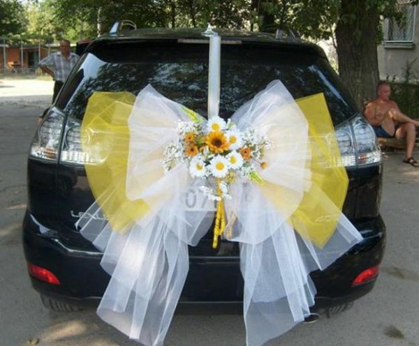 Kreatívny nápad na šperky pre autá na svadbu