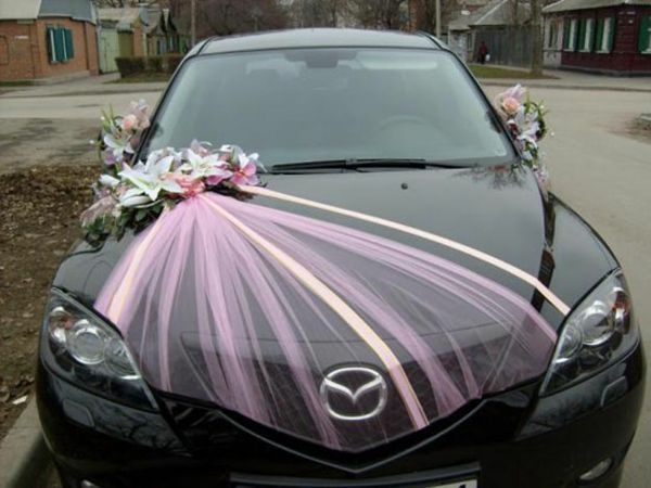 ružové akcenty na čiernom vozidle - deco na svadbu