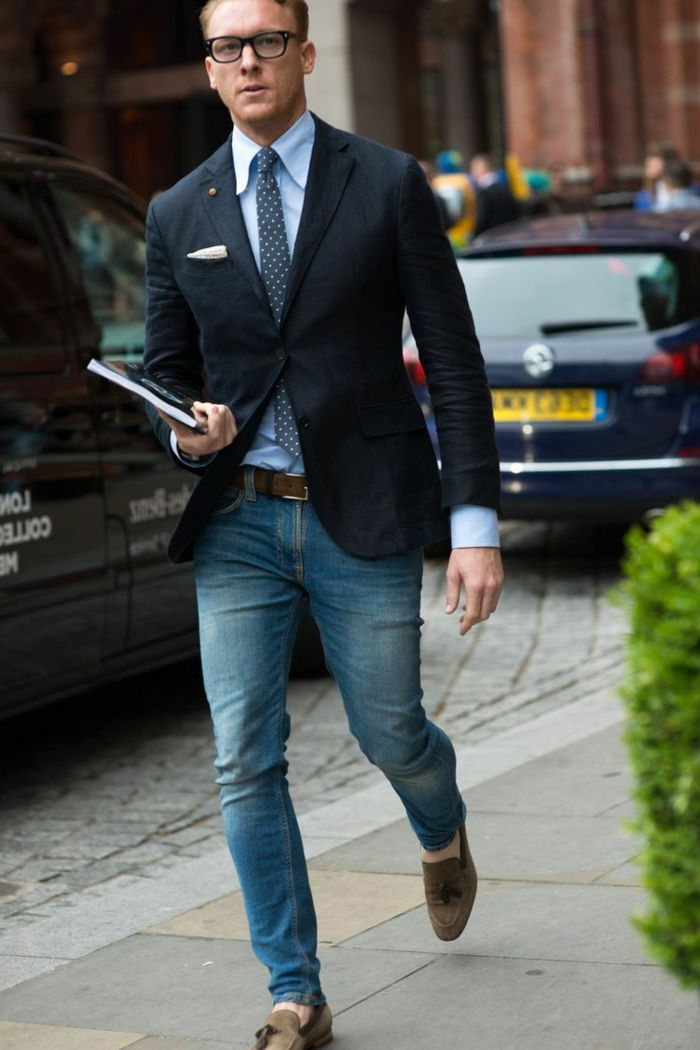 jovem empresário inteligente parece especialmente atraente do blazer jeans chinelo óculos