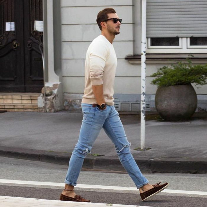 casual menn stil stil sand-farget pullover lys jeans brune sko og armbåndsur briller