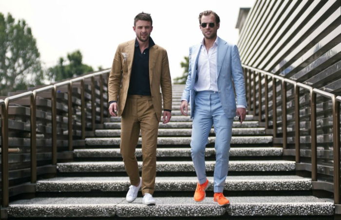 Colegas dois homens parceiros de negócios descem as escadas vestindo tênis e terno