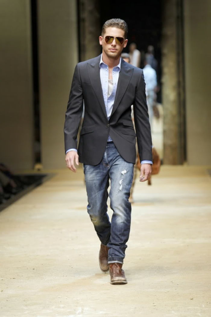 blazer og skjorte kombinerer flott med jeans og tøfler i brun og blå antrekk