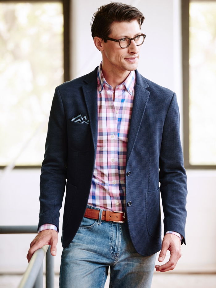 diskret stil elegant og litt fancy jeans belte rosa plaid skjorte blazer briller mann