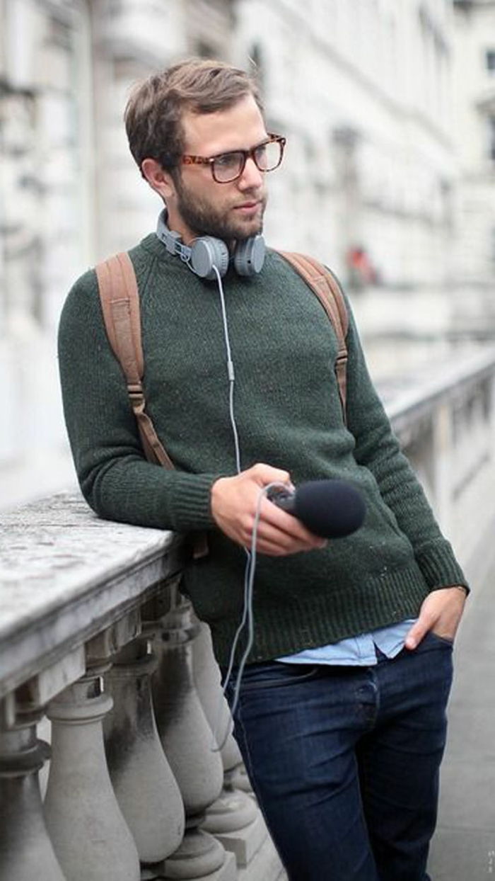 Confortável e grande olhar na cidade verde sweater fones de ouvido jeans óculos penteado criar-se