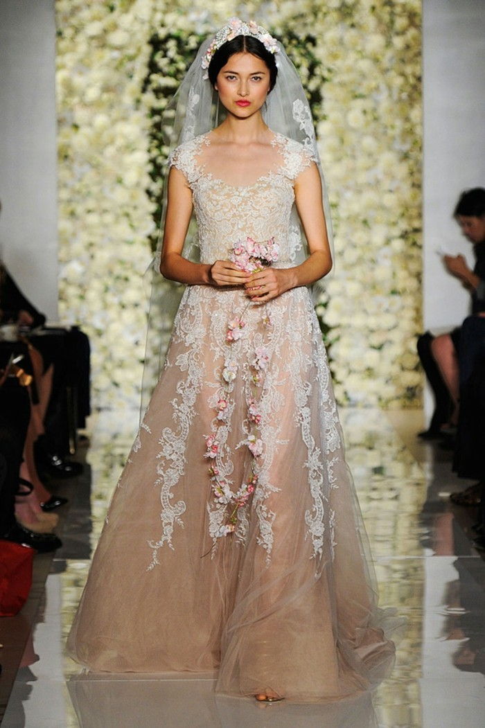 Champagne-klänningar-designer-modell-long-and-lush