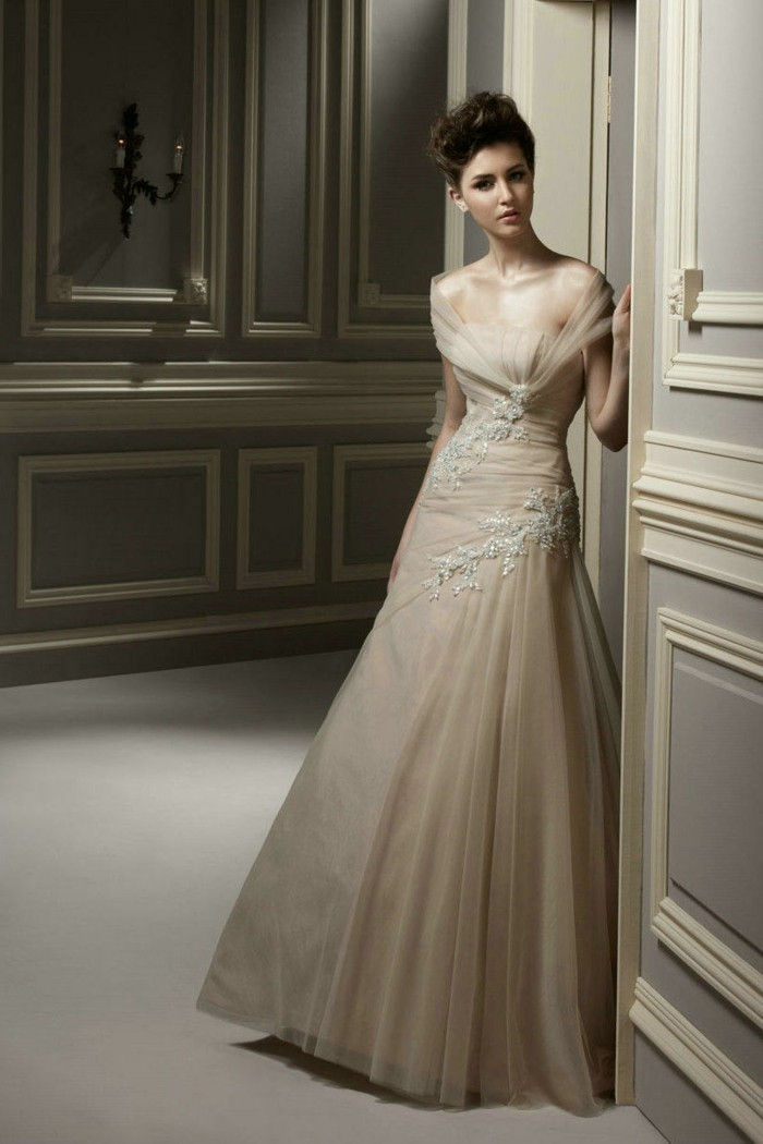 Champagne-klänningar och elegant-romantiska-action-Dame-look med-en-tender-