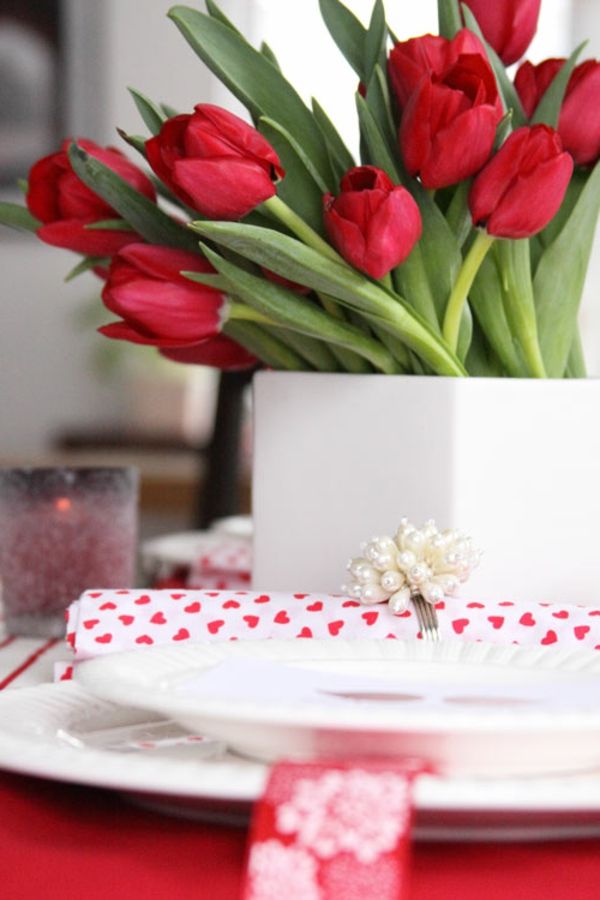 โต๊ะกลม - ตกแต่งด้วยสีแดงทิวลิป - เดคโค - ความคิด - ตารางตกแต่งด้วยดอกทิวลิป