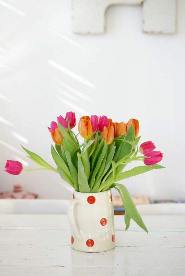 เสน่ห์ - ตกแต่งตารางที่มีสีชมพู - tulips - in - a - แจกันตกแต่งด้วยดอกทิวลิป