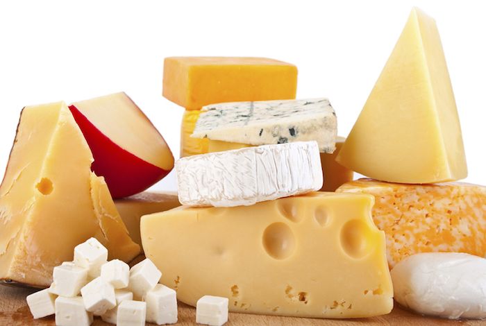 obraz s bielym pozadím, ktorý ukazuje niektoré druhy tvrdého a mäkkého syra, nakrájaný biely syrom a mozzarellou loptičky, štvorcový kus syr čedar, trojuholník kus syra