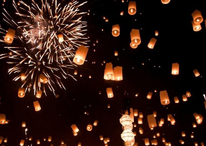 hemel chinesiche Lantern Vuurwerk lichten van de avond