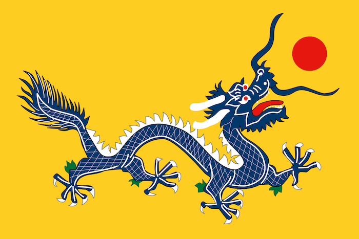 modrý drak s bielymi trtmi a červeným jazykom na žltom pozadí
