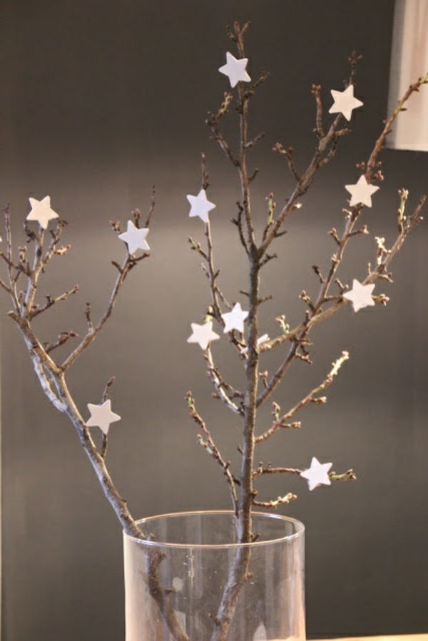 hvit juledekorasjon - tregrener med små stjerner på den