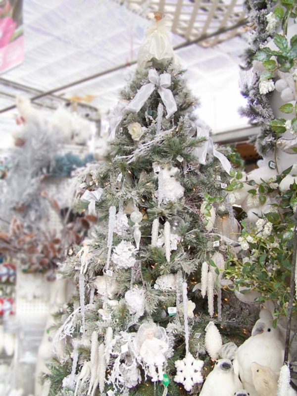 hvit juledekorasjon - vakker slipe på juletrærne