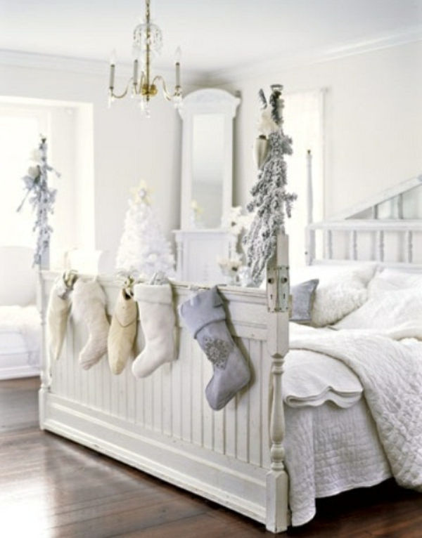 vita juldekorationer - strumpor som hänger på sängen