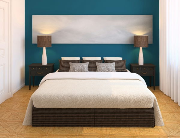 mėlynos sienos dažai ir balta lova miegamajame