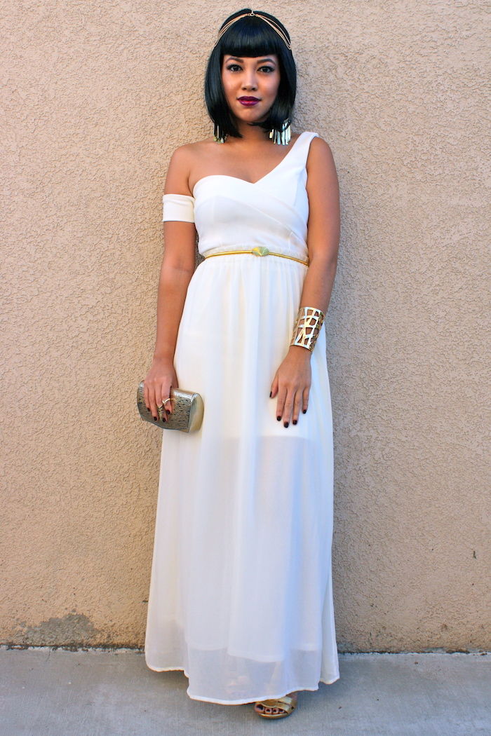 cleopatra make-up rochie lungă albă bijuterii de aur elegante și confortabile