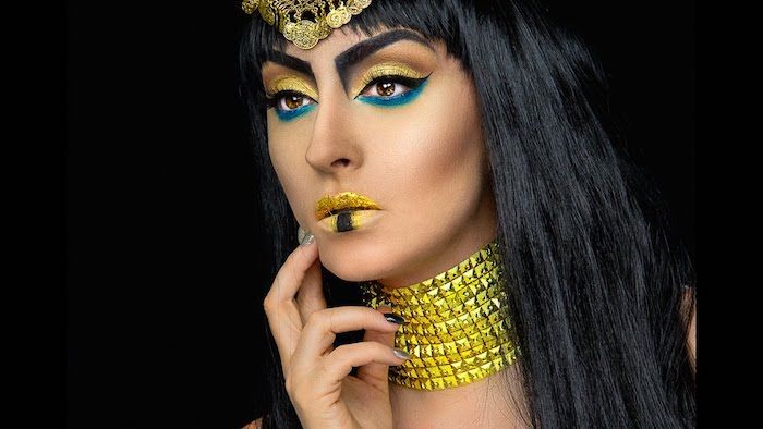 Cleópatra traja amarelo dourado maquiagem e bugigangas azul sombra