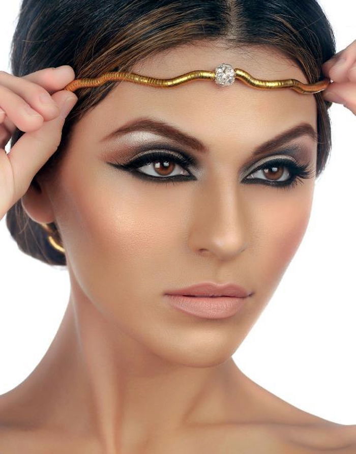 cleopatra fac machiajul ochilor pisicilor și se îmbină cu bijuteriile mari