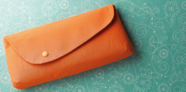 kreativ sömnad - handväska i beigefärg - turkos bakgrund