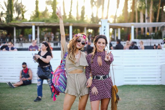 Coachella moda uživa v glasbi in ideje za slog se pojavljajo v minimalističnih oblačilih s kratkimi rokavi