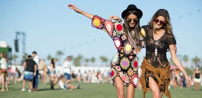 coachella modeidéer för tjejer Två kvinnliga flickvänner har kul på festivalen färgglada klänningar