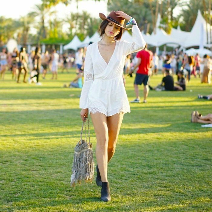 Coachella-antrekk i hvit farge Liten lue i kombinasjon med støvler og pose