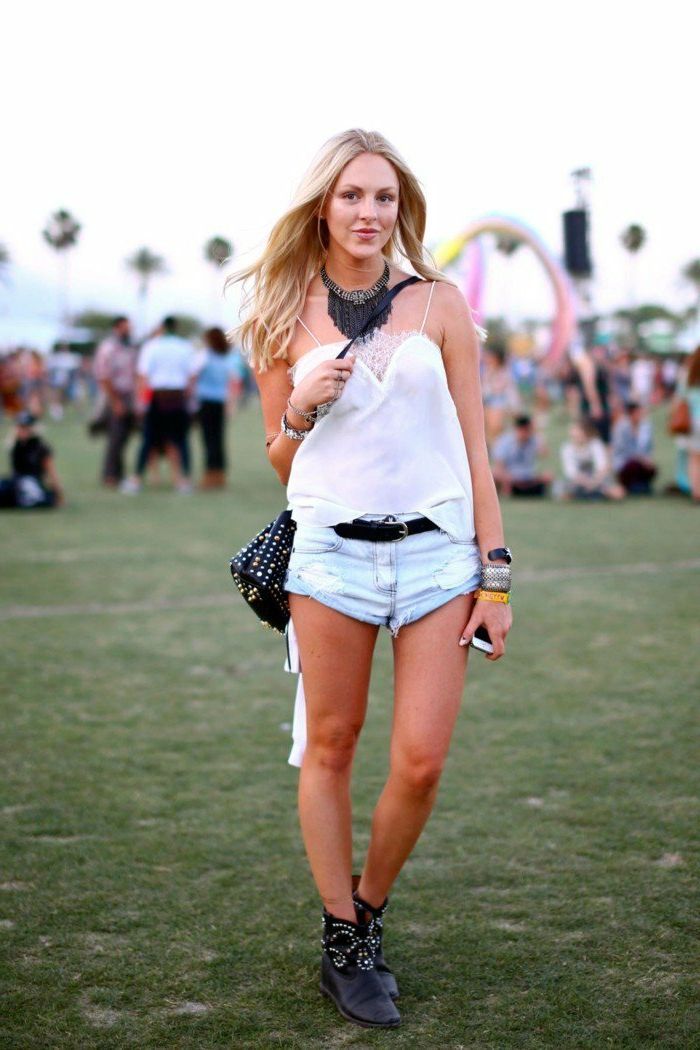 Hippiefestivalsutstyr Den hvite fargen er spesielt populær i de varme dagene med hvite topp shorts