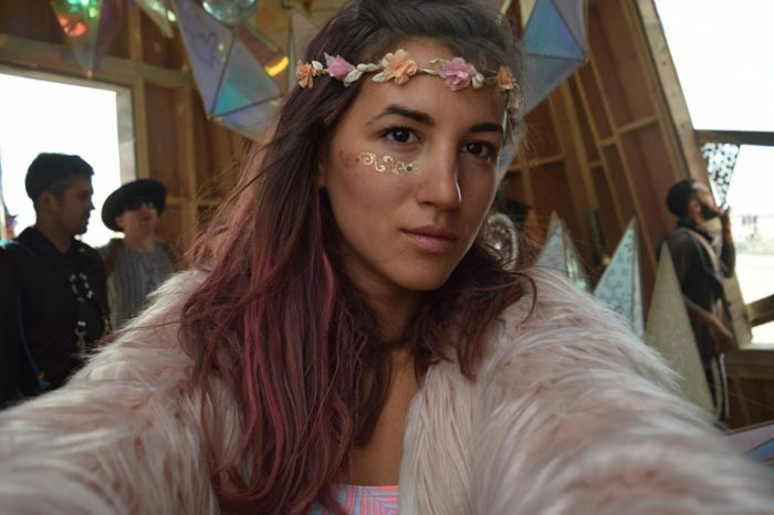hippie festival klær fancy ideer til jakke og sminke krans av blomster rødt hår rosa