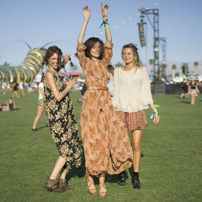 Hippie festival obleke srečne ženske se zabavajo na festivalu ienem dolge obleke dobro razpoloženje