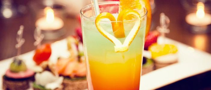 Kule ideer til sommerfester, cocktail med sitrusfrukter, hjertedekorasjon, forfriskende drikke