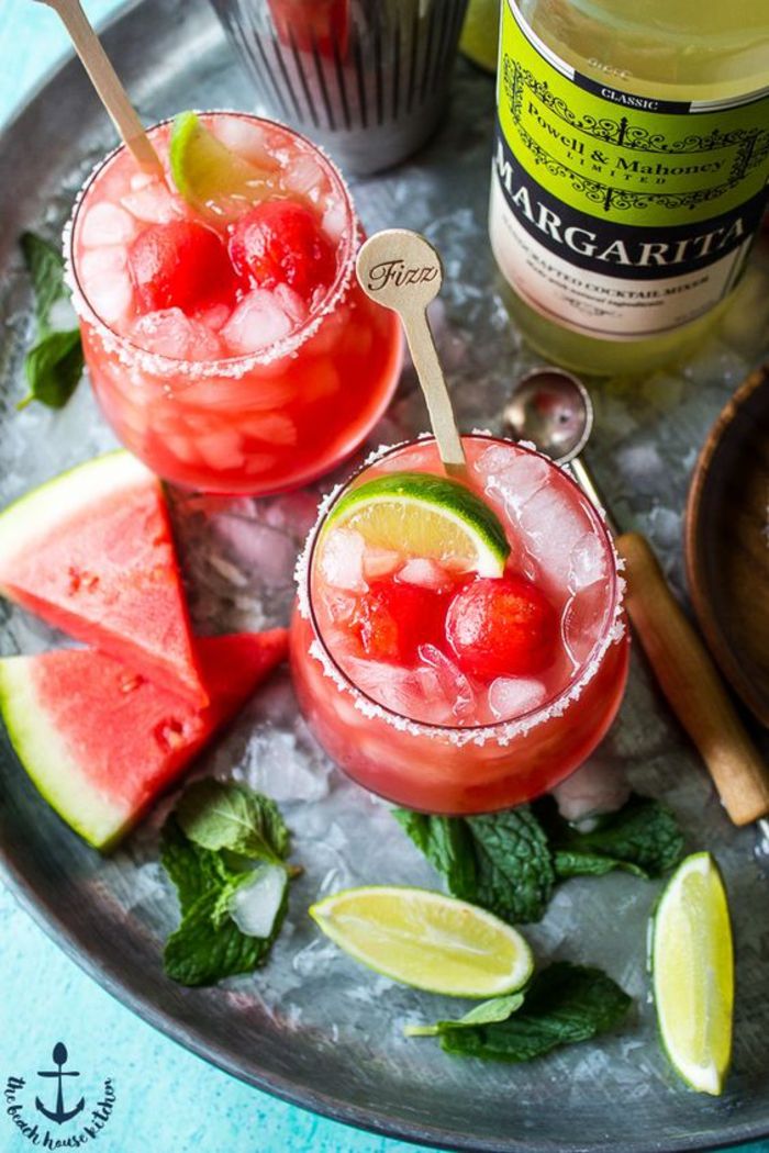 Margarita med vannmelon, lime kiler og mynte, kald og forfriskende, kule sommerdrikker