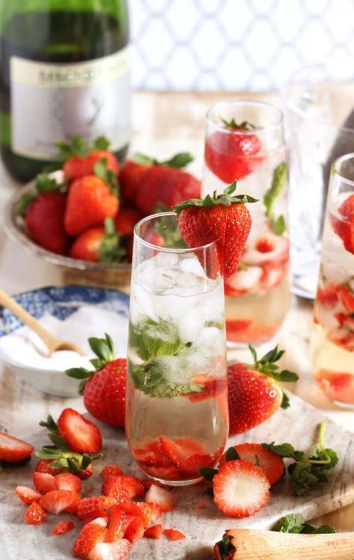 Mojito med musserende vin og jordbær, forfriskende sommerdrikker med is, enkle oppskrifter for cocktailer