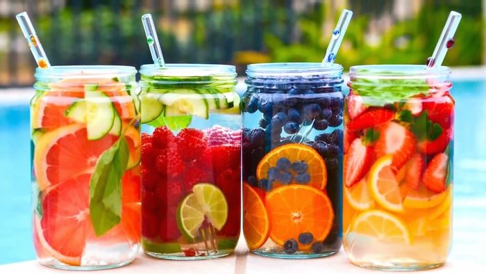 Oppskrifter for cocktailer uten alkohol, med friske frukter: grapefrukt, bringebær, lime, blåbær, jordbær og sitron, fargerik og frisk