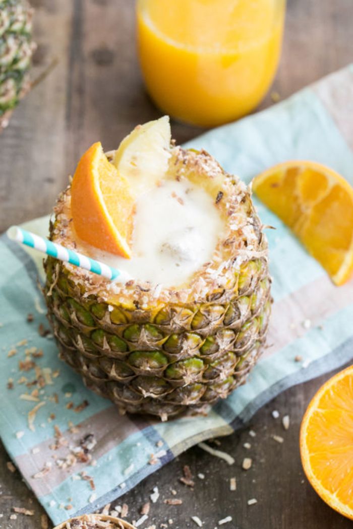 Portakal dilimleri ile ananas kokteyli, tropik partiler için sadece serin içecekler yapın